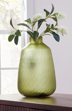 Load image into Gallery viewer, Scottyard Vase
